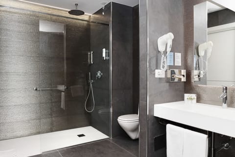 Junior Suite | Bathroom | Shower, hair dryer, bidet, towels