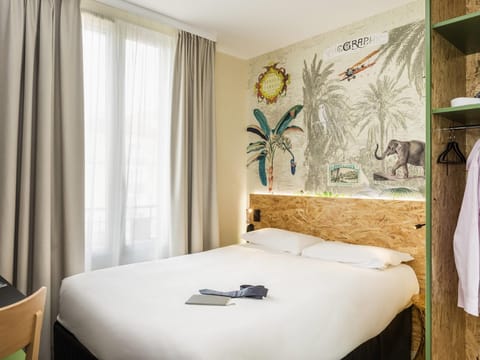 Standard Room, Double Bed | Desk, blackout drapes, soundproofing, iron/ironing board