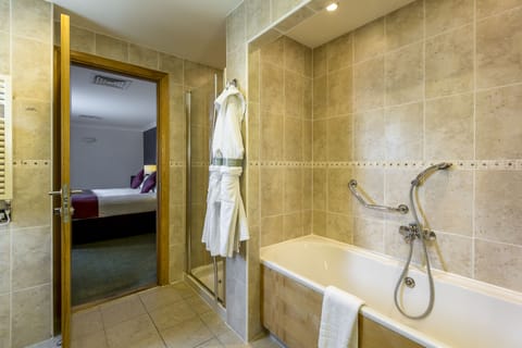 Superior Family Room | Bathroom | Combined shower/tub, free toiletries, towels