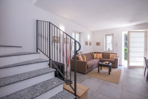 Family House, Multiple Bedrooms, 2 Bathrooms (Lenno Dolcelago) | Interior