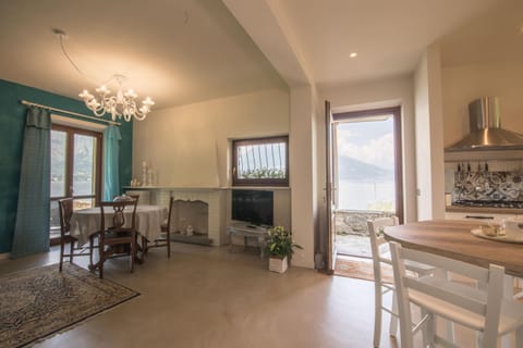 Family Apartment, 2 Bedrooms, Lakeside (Appartamento La Punta di Bellagio) | Private kitchen | Fridge, microwave, oven, stovetop