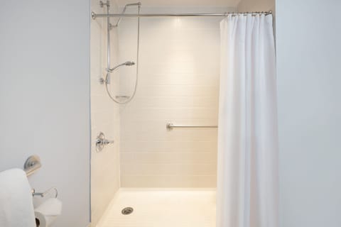 Combined shower/tub, rainfall showerhead, free toiletries, hair dryer