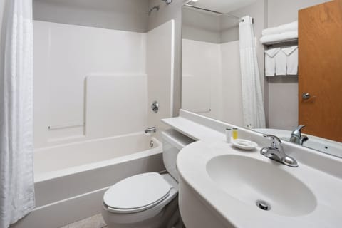 Combined shower/tub, free toiletries, hair dryer, towels