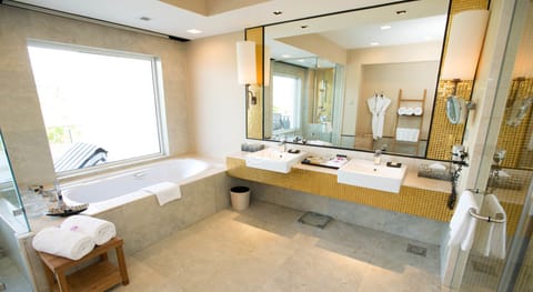 Presidential Suite Sea View King | Bathroom | Combined shower/tub, deep soaking tub, rainfall showerhead