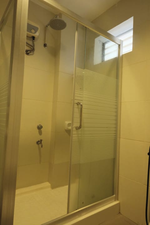 Executive Apartment | Bathroom | Shower, rainfall showerhead, free toiletries, bidet