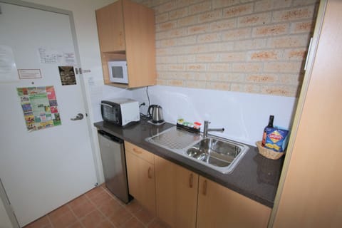 Prestige Room | Private kitchenette | Electric kettle, cookware/dishes/utensils