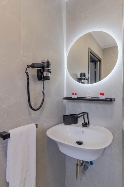 Superior Room | Bathroom | Free toiletries, hair dryer, bathrobes, slippers