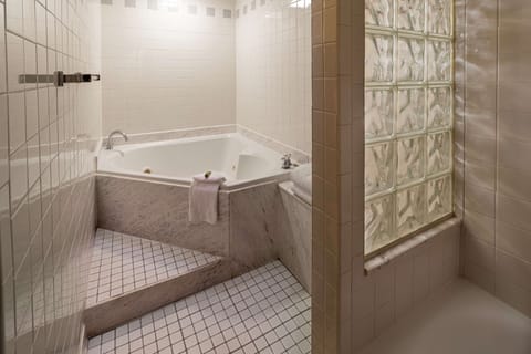 King Whirlpool | Bathroom | Combined shower/tub, designer toiletries, hair dryer, towels