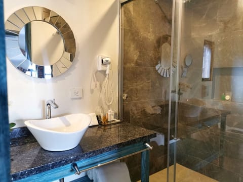 Junior Room | Bathroom | Free toiletries, hair dryer, bidet, towels