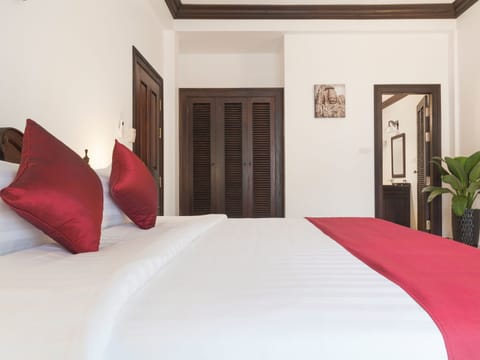 Suite, 1 Bedroom | 1 bedroom, pillowtop beds, minibar, in-room safe