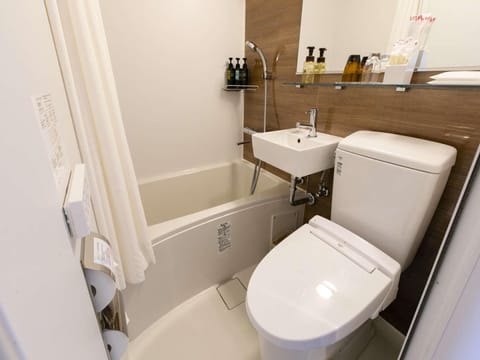 Combined shower/tub, free toiletries, hair dryer, slippers