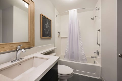 Combined shower/tub, deep soaking tub, hair dryer, towels