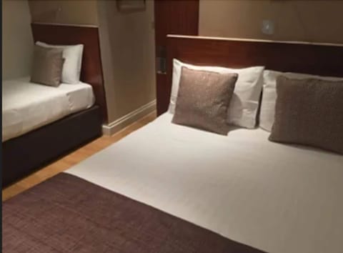 Triple Room | In-room safe, blackout drapes, free WiFi, bed sheets