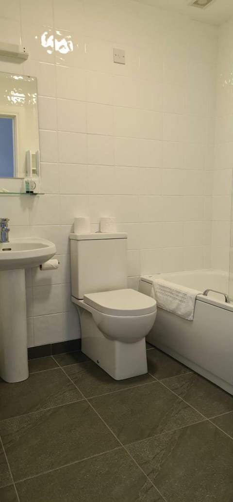 Combined shower/tub, hair dryer, towels