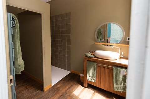 Standard Double Room, Ensuite (Escale Spirituelle) | Bathroom