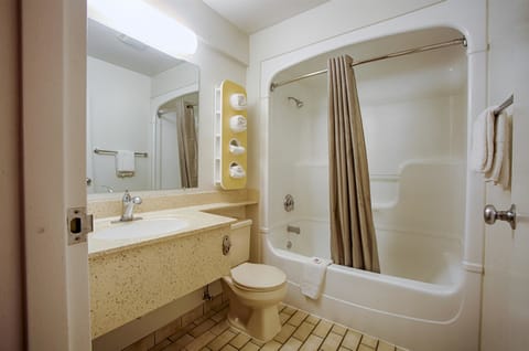 Combined shower/tub, towels