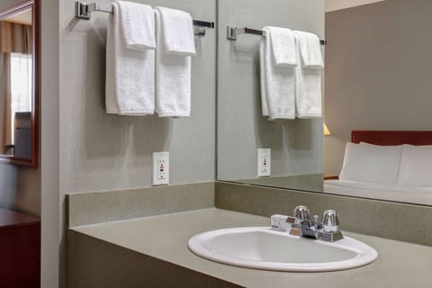 Combined shower/tub, free toiletries, towels