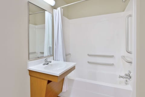 Room, 1 Queen Bed, Accessible, Non Smoking (Bathtub) | Bathroom | Combined shower/tub, towels