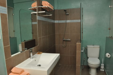 Shower, rainfall showerhead, free toiletries, towels