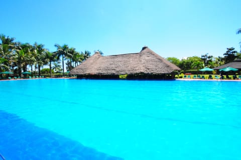 Outdoor pool, pool umbrellas, sun loungers