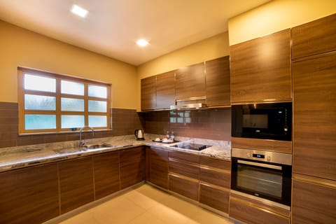 Junior Suite | Private kitchenette | Mini-fridge, coffee/tea maker, electric kettle