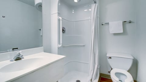 Combined shower/tub, towels