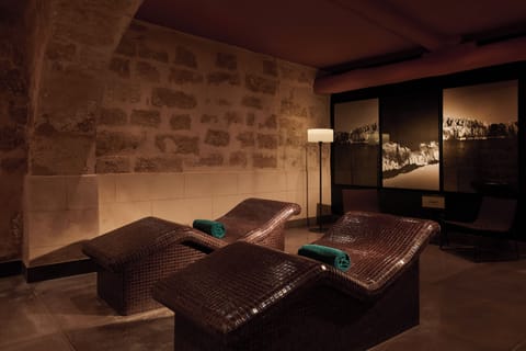 Couples treatment rooms, sauna, spa tub, body treatments, aromatherapy