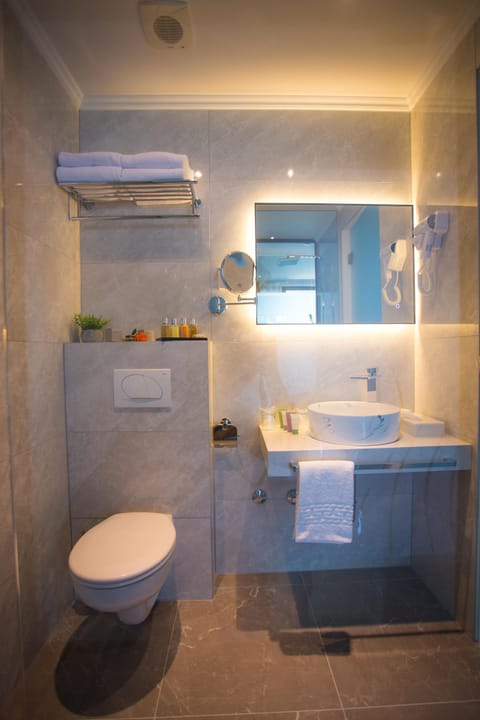 Presidential Suite, Hot Tub, Sea View | Bathroom | Shower, free toiletries, hair dryer, towels