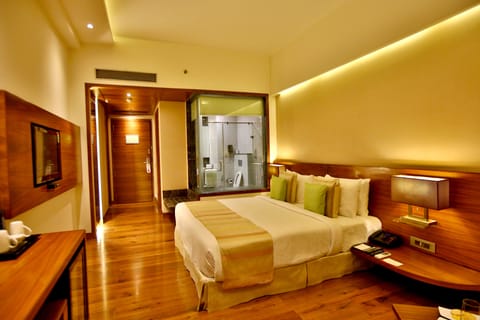 Superior King Room | Premium bedding, minibar, in-room safe, desk