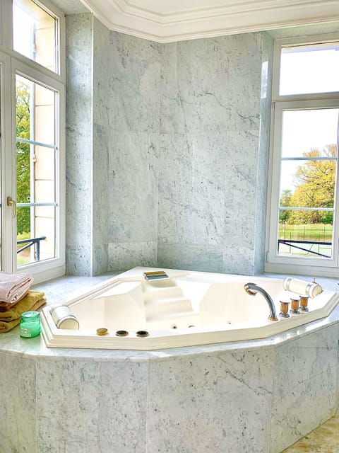 Suite (Jacuzzi) | Private spa tub