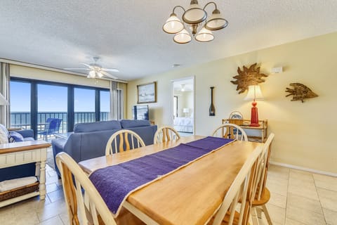 Condo, 2 Bedrooms, Balcony, Ocean View (703) | In-room dining