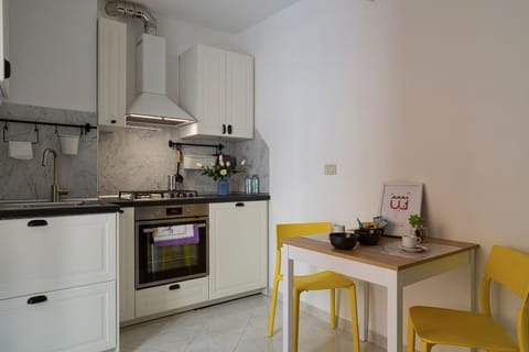 Apartment, 1 Bedroom | Private kitchenette | Fridge, oven, stovetop, cookware/dishes/utensils