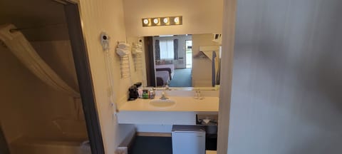 Combined shower/tub, free toiletries, hair dryer, towels