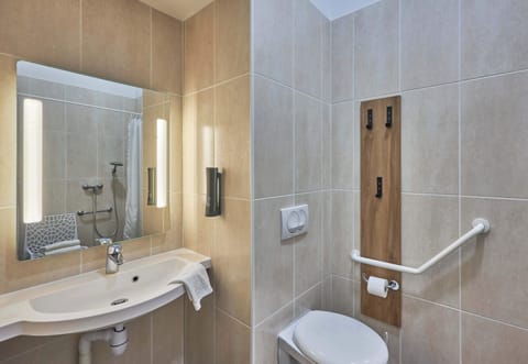 Double Room, Mobility Accessible | Bathroom | Shower, towels