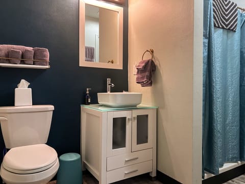 Cabin 2 | Bathroom | Shower, free toiletries, hair dryer, towels