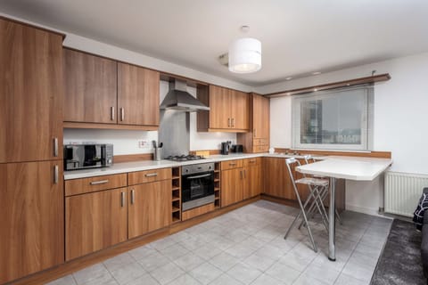 Classic Apartment | Private kitchen | Full-size fridge, microwave, oven, stovetop