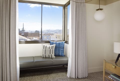 Room, 1 King Bed, City View | Frette Italian sheets, premium bedding, in-room safe, desk