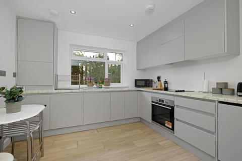 HA4 StMartins 01 | Private kitchen | Full-size fridge, microwave, oven, stovetop