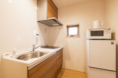 Deluxe D Non-Smoking | Private kitchenette | Fridge, microwave, stovetop, cookware/dishes/utensils