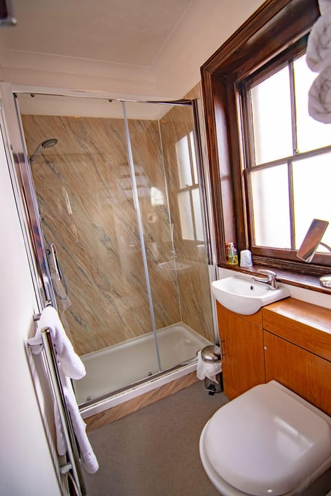 Family Suite, Ensuite, River View | Bathroom