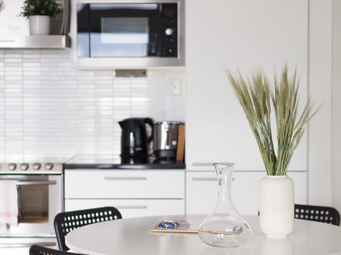 Full-size fridge, microwave, oven, stovetop