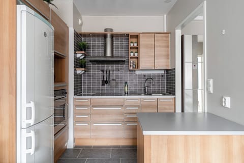 City Apartment | Private kitchen | Oven, stovetop, dishwasher, coffee/tea maker