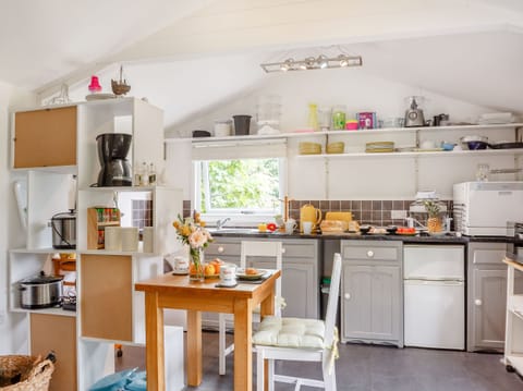 Cottage | Private kitchen | Fridge, dishwasher, cookware/dishes/utensils