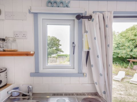 Cottage | Private kitchen | Fridge, dishwasher, cookware/dishes/utensils