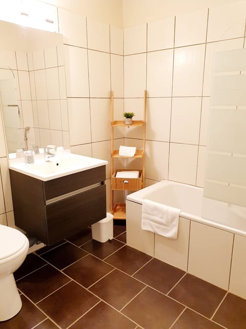 Combined shower/tub, eco-friendly toiletries, hair dryer, towels