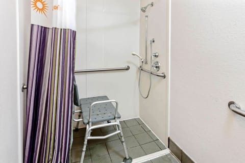 Combined shower/tub, free toiletries, hair dryer, towels