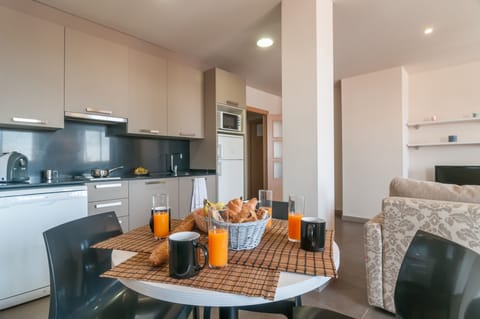 Studio (4 people) | Private kitchen | Full-size fridge, microwave, stovetop, dishwasher