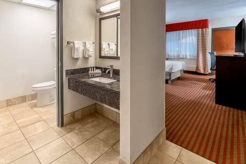 Combined shower/tub, hair dryer, towels