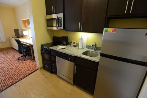 Full-size fridge, microwave, stovetop, dishwasher