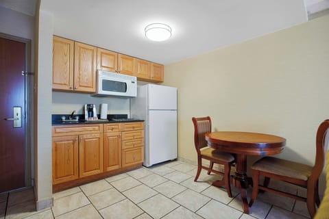 Executive Suite, 1 King Bed, Non Smoking | Private kitchenette | Fridge, microwave, coffee/tea maker